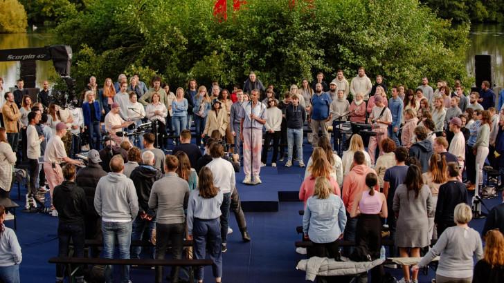 Stromae en concert avec quelques fans 